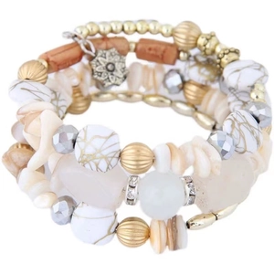 Bracelet multicouche bohème avec perles de marbre, détails en bois et breloques coquillage