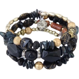 Bracelet multicouche bohème avec perles, coquillages et breloques florales en métal