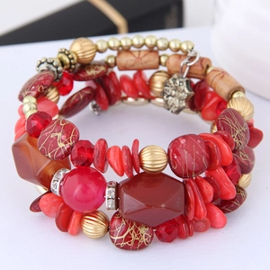Bracelet wrap bohème multicouche avec perles en résine rouge et détails en métal doré