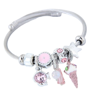 Bracelet à breloques en fil d'acier argenté avec poisson en émail rose et glace