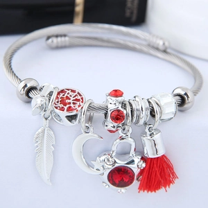 Bracelet à breloques argenté avec pendentif cœur rouge, plume et arbre de vie