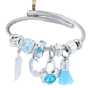 Bracelet jonc argenté avec arbre de vie, croissant de lune, cœur bleu et pampilles