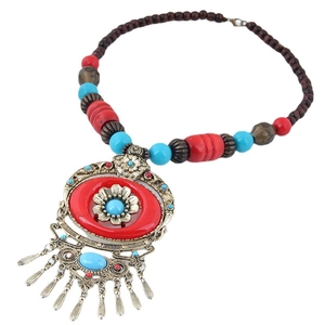 Boho-Halskette im Ethno-Stil mit rotem Anhänger und blauen Edelsteindetails auf Weiß