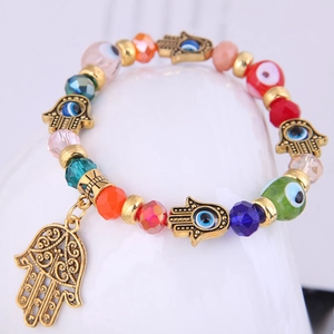Dettaglio del bracciale con mano di Fatima e malocchio con perline di cristallo colorate