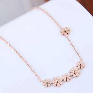 Elegant rose gold daisy flower necklace in titanium steel with polished floral pendants