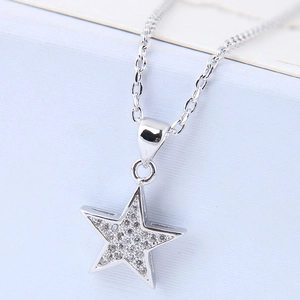 Collana con ciondolo a stella in argento e zirconi su sfondo blu dallo stile moderno
