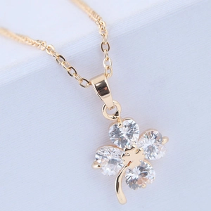 Elegante collana a quadrifoglio placcata oro con pietre di zircone a forma di cuore