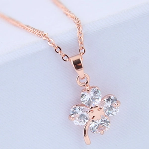 Collana in oro rosa con ciondolo a quadrifoglio in zirconi scintillanti su catena