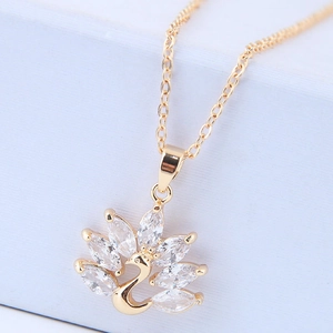 Elegante collana con ciondolo a cigno dorato e cristalli di zirconia cubica taglio marquise