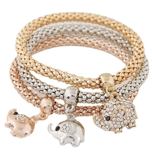 Ensemble de trois bracelets chaîne popcorn dorés, argentés et or rose avec breloques éléphant