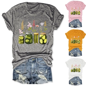 Détail de l'imprimé floral et graphique de bocal de cornichons sur t-shirt coton femme