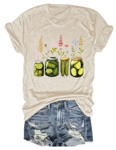 Détail du t-shirt col rond couleur avoine avec imprimé fleurs sauvages et bocaux