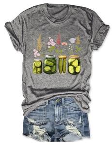 Gros plan sur t-shirt gris chiné avec imprimé fleurs de concombre et short