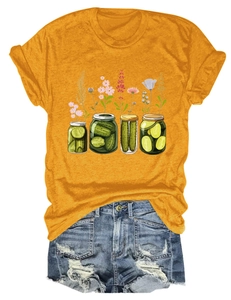 Vue détaillée du t-shirt jaune avec imprimé floral de bocaux et short en jean assorti