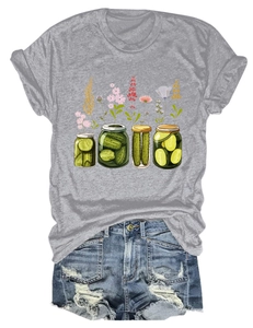 T-shirt gris avec imprimé fleur de concombre et short en jean bleu déchiré à plat