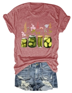 Détail du t-shirt rouge imprimé bocaux et short en jean bleu avec déchirures