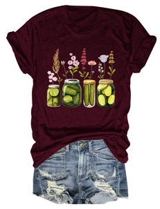 T-shirt bordeaux à motif de fleurs de concombre et short en jean vieilli assorti