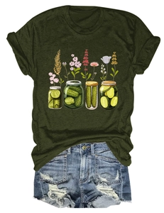 Détail du t-shirt vert olive avec imprimé bocaux et short en jean vieilli délavé