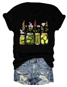 Vue détaillée de l'illustration de pots de cornichons fleuris sur un t-shirt noir