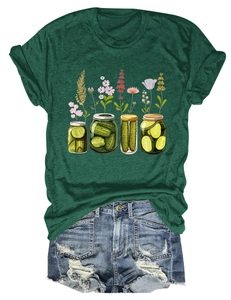 Détail d'un t-shirt vert foncé avec imprimé pot de cornichon et short en jean vieilli