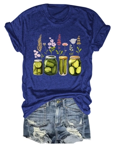 Détail du t-shirt bleu marine avec imprimé fleurs de concombre et short en jean usé