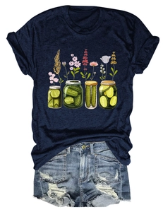 Détail du t-shirt bleu marine avec bocaux de cornichons et imprimé graphique floral