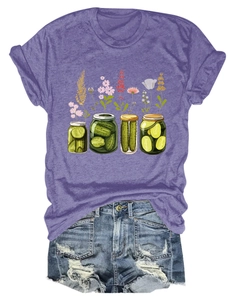 Gros plan d'un t-shirt violet avec imprimé floral de bocaux et short en jean