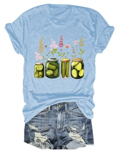 Vue détaillée d'un t-shirt bleu clair avec imprimé floral et short en jean assorti