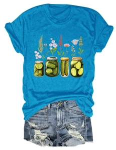 Détail d'un t-shirt bleu avec motif bocal de cornichons fleuri et short en jean rétro