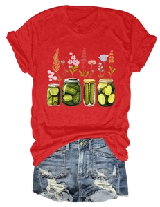 Détail d'un t-shirt rouge à motif cornichons avec un short en jean délavé et usé