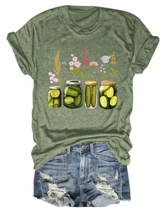 Détail du t-shirt vert militaire avec motif imprimé de pots de cornichons et de fleurs