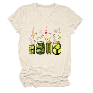 Détail du t-shirt crème à col rond avec illustration artistique de bocaux à fleurs