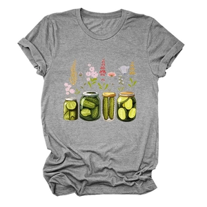 Détail d'un t-shirt à col rond avec motif créatif de bocaux de cornichons et fleurs
