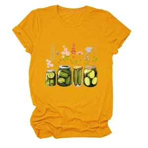 Détail de l'imprimé artistique de fleurs de concombre sur t-shirt jaune à manches courtes