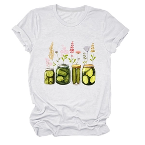 Détail de l'imprimé pot de cornichons et fleurs sur un t-shirt en coton blanc
