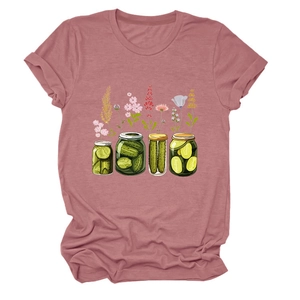 Détail de l'imprimé créatif bocaux et fleurs sur le t-shirt mauve à manches courtes
