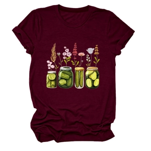 Détail du t-shirt bordeaux avec illustration vintage de bocal à cornichons et fleurs