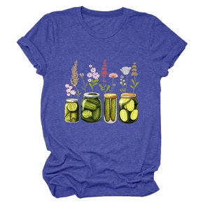 Détail de l'imprimé artistique de pots de fleurs sur un t-shirt bleu à manches courtes