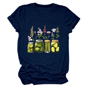 Détail de l'illustration de pots de cornichons et fleurs sur un t-shirt bleu marine