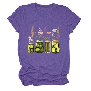 Détail d'un t-shirt violet avec imprimé artistique de bocaux de cornichons et fleurs