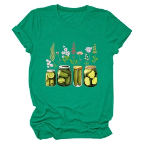 Détail de l'imprimé bocal de cornichons et fleurs sur un t-shirt vert sauge en coton