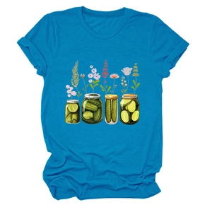 Détail de l'imprimé artistique de bocal de cornichons et fleurs sur un t-shirt bleu