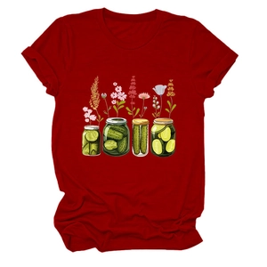 Détail d'un t-shirt bordeaux avec des bocaux de cornichons et motifs floraux