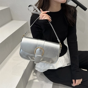 Retro silberne Achseltasche mit Metalltextur und einer großen goldenen Schnalle