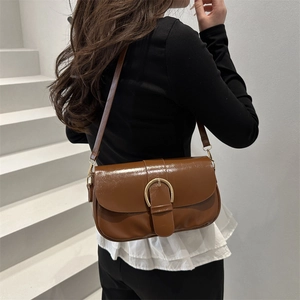 Braune Schultertasche aus Wachsleder mit goldener Hufeisenschnalle für Damen im Alltag