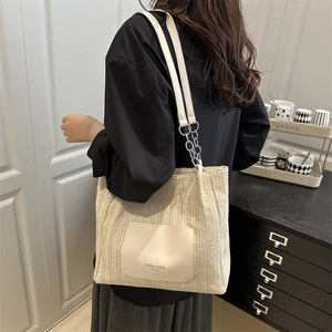 Grande borsa tote intrecciata con tasca in pelle bianca e tracolla a catena per donna
