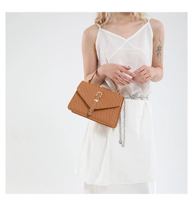 Sac à main marron en texture tissée avec boucle dorée et chaîne, style élégant