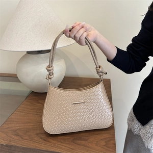 Sac à Épaule en Cuir PU pour Femmes Texture Tissée Bandoulière Nouée Barre Métallique Dorée Sac Sous l'Aisselle Hobo