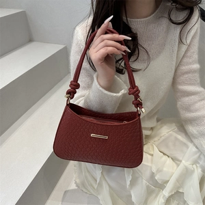 Sac à bandoulière tressé rouge foncé chic avec bandoulière nouée et détails dorés