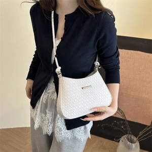 Sac hobo blanc minimaliste avec texture crocodile et bandoulière tressée sur modèle